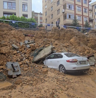 istanbul-istinat-duvari-park-halindeki-araclarin-uzerine-coktu.jpg